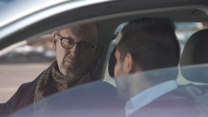 Pekka Palmgren intervjuar en uberchaufför som inte vill visa sitt ansikte Yles reporter Pekka Palmgren intervjuar en uberchaufför som vill vara anonym