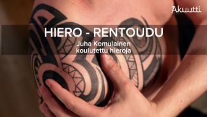 Miehen käsi tatuaoidulla olkapäällä.
