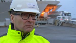 T.f. verkställande direktör Jaakko Nirhamo samarbetar mer än gärna kring skärpt säkerhet. Hamndirektör i hjälm och gula kläder i Åbo hamn då Silja Galaxy just har anlänt.