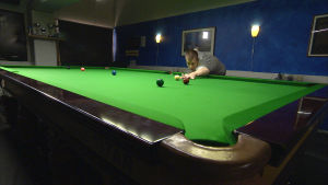 Heikki Niva är oftast helt ensam i salen då han tränar. Snookerspelaren Heikki Niva stöter en boll på spelbordet.