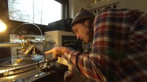 Cameron Allen kaivertaa musiikkia vinyylilevylle Royal Mint Recordsin pajalla Espoossa