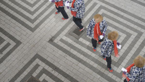 naisen kloonit labyrintissa yläkulma