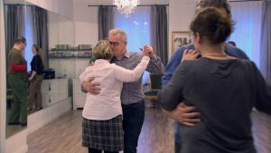 Ulla ja Paavo Tikkanen intohimoisen tanssin pyörteissä. Paritanssijoita Clara Blomqvistin tanssitunnilla.