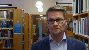 Bildningsdirektören säger att inte ens experter kan säga varför huset är så illa skadat. Thomas Grönholm, bildningsdirektör i Lovisa