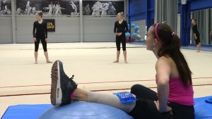 Anneli Laine-Näätänen har jobbat som gymnastiktränare i Olarin Voimistelijat i över 20 år. Tränaren Anneli Laine-Näätänen instruerar sina gymnaster.