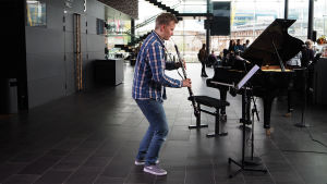 Antti Turtiainen soittaa Kantapöydässä englannintorvea. Oboisti Antti Turtiainen