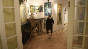 Det tomma hemmets festival i november 2016 En svartklädd person dansar i en stor bostad med färgranna målningar på väggarna