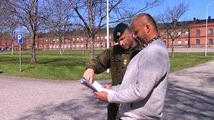 Kaptenlöjtnant Marko Nieminen vägleder författaren på garnisonen. två män på militärområde