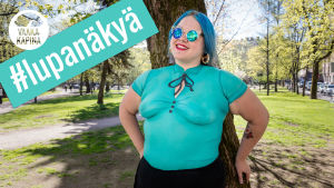 Kuvassa Tytti Shemeikka turkoosissa body paint -paidassa. Kuva: Mira Pelo