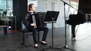 Kantapöydän suorassa lähetyksessä Musiikkitalon kahvilassa kuultiin Bachia. Harmonikansoittaja Minna Ristamäki Kantapöydän opiskelijatreffeillä 24.5.2017.