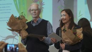 Prisutdelning i Umeå. Ulf Stark och Linda Bondestam. Linda Bondestam och Ulf Stark får priset Snöbollen för bästa svenska bilderbok