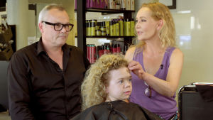 Master hairstylist Kari Hartman ja Outi Broux sekä Tuhkimotarinoiden Linda