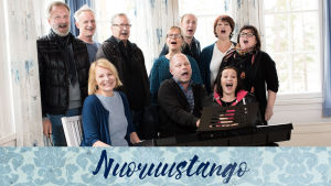 Nuoruustangon tekijät laulavat pianon ääressä.