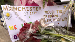 Manchesterborna hedrar minnet av terroroffren. Manchesterborna hedrar minnet av terroroffren.