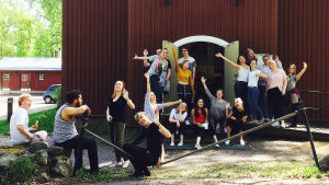 Kuorolaiset äänitystauolla Seutulan kappelin edustalla. Vaskivuoren lukion kamarikuoro äänitystauolla Seutulan kappelin edustalla, toukokuu 2017.