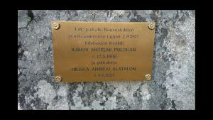 Savukosken Kuoskun kylällä oleva muistomerkki. Pystyttäjänä Ilmarin poika Tero Pulska.