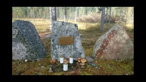 Savukosken Kuoskun kylällä oleva muistomerkki. Pystyttäjänä Ilmarin poika Tero Pulska.