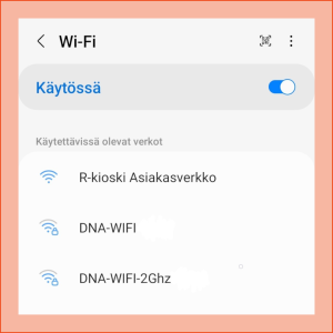 Avoimet ja suojatut verkot on helppo erottaa. Kuvassa Samsung S4-puhelimen valikkoa. Kuvakaappaus puhelimen asetuksista, haetaan wifi-verkkoja.