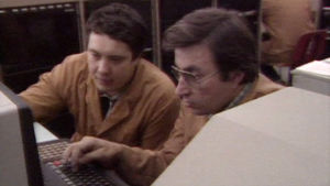 Miehet tietokoneen ääressä