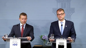 Petteri Orpo (Saml.) och Juha Sipilä (C). Statsminister Juha Sipilä (C) och inrikesminister Petteri Orpo (Saml) höll presskonferens om regeringskrisen på Villa Bjälbo den 12 juni 2017.