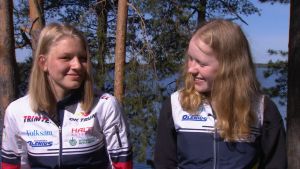 Venla Silvennoinen och Sandra Isoniemi hoppas bli bättre på att hålla koncentrationen i skogen. Orienterarna Venla och Sandra intervjuas i Kuortane.