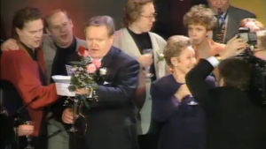 Presidentiksi valittu Martti Ahtisaari laulaa Helsingin työväentalolla, lavalla mm. Pepe Willberg, Jyrki Kovaleff, Eeva ja Marko Ahtisaari.