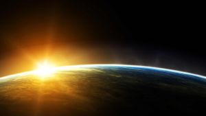 Maapallon ympärysmitta laskettiin todennäköisesti ensimmäisen kerran kesäpäivänseisauksena 240 eaa. sunrise behind the earth