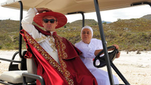 Uusi draamasarja kertoo epäsovinnaisesta paavista ja hänen uransa alkuvaiheista Vatikaanissa. Pääroolin näyttelee Jude Law.