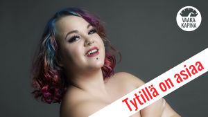 Toimittaja Tytti Shemeikka poseeraa Tytillä on asiaa -kolumnikuvassa