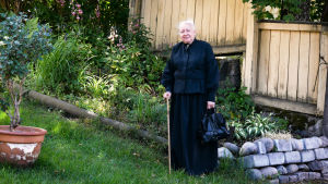 Anne Ingman har guidat som Helene Schjerfbeck i tio års tid. En äldre kvinna i grått hår och svart klänning. Det är Anne Ingman som föreställer konstnären Helene Schjerfbeck.