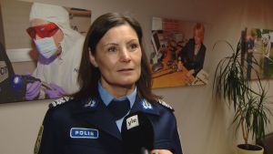 Polismästare Maria Hoikkala tycker inte man ska vara orolig. Polismästare Maria Hoikkala står framför en vägg och blir intervjuad.