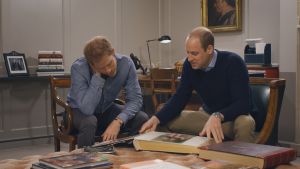 Prins Harry (till vänster) med sin bror William. Harry var bestman på Williams bröllop - nu blir det tvärtom. Prinssi Harry ja prinssi William tutkivat valokuva-albumia.