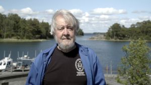 Tutkija Magnus Lindström merenrannalla Tvärminnessä.