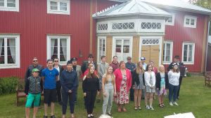 Alla deltagare i "Ett gräsligt veckoslut" vid Bykiston. en bild över alla skådespelare i bykistons pjäs "ett gräsligt veckoslut"
