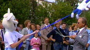 Carl-Olof Homén (oike.) lähettää MM-kisamaskotti Lassen ilmapallojen mukana taivaalle Otaniemen kisakylän avajaisissa (1983).