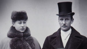 Morsiuspari Maria Kopjeff ja Arvid Lind 8.11.1896. Kuva on otettu Helsingissä E. Sundströmin valokuva-ateljeessa.