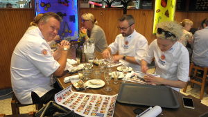 Domarna Reinikka, Alenius och Mellin provsmakar pintxos i saluhallen. Mikko Reinikka, Marko Aurelius och Anette Mellin provsmakar pintxos.