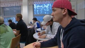 Studier vid sidan av hockey handlade det om för killarna från USA och Kanada. Eagles-spelarna på lektion.