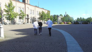 Domarna på väg till nästa provsmakning. Tamperradans domare på väg till en restaurang.