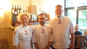 Domartrion är mätt och nöjd. Anette Mellin, Marko Aurelius och Mikko Reinikkia poserar.