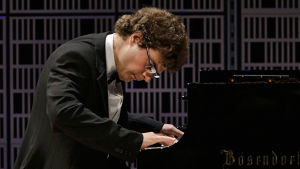 Venäläinen Ruslan Strogyi soitti osuutensa heti ensimmäisenä alkueräpäivänä perjantaina. Pianisti Ruslan Strogiy