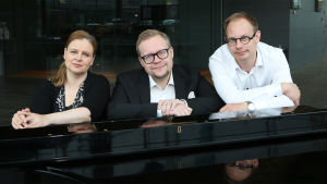 Musiikkitoimittajat Lotta Emanuelsson ja Timo Asikainen ovat myös pianisteja. Lotan ja Timon hyvässä seurassa Ylen Maj Lind -asiantuntija pianopedagogi Niklas Pokki. Lotta Emanuelsson, Niklas Pokki ja Timo Asikainen