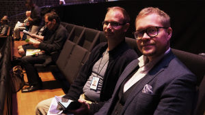 Toimittaja Timo Asikainen (vas) ja pianopedagogi Niklas Pokki Musiikkitalon Cameratan katsomossa Maj Lindejä kuuntelemassa. Timo Asikainen ja Niklas Pokki Maj Lind -kilpailun katsomossa 2017
