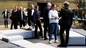 Hannu Alasaarelan onnittelijoiden jonossa mm. suomalaispianistit Fanny Söderström, Ilmo Ranta, Tarmo Peltokoski ja Tatu Eskelinen.. Pianisti Hannu Alasaarelaa onnitellaan Maj Lind -kilpailussa