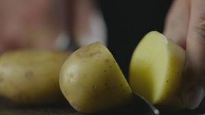 Potatis hör till de vanligaste källorna av kolhydrater. potatis skärs upp