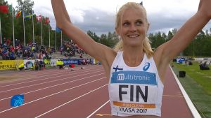 Lag-EM 2017 blev Karins sista landslagsuppgift. Karin Storbacka vinkar till publiken, lag-EM 2017.