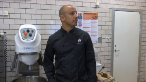 Att slå ihop mindre skolkök till större är avveckling, inte utveckling, säger Federico Fagnani i Malmö. Federico Fagnani är kock och ansvarar för skolmat i flera skolor i Malmö i Sverige.
