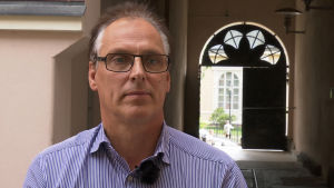 Bildningsdirektör Jan Levander i Jakobstad säger att staden har eftersträvat effektiv och billig skolmat. Bildningsdirektör Jan Levander i Jakobstad säger att staden har eftersträvat effektiv och billig skolmat.