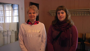 Mari Väisänen och Triin Reidla studerar bevarande av äldre byggnader. kvinnor