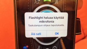 Kännykän näyttö, jossa Flashlight -niminen appsi haluaa käyttöoikeuden mikrofoniin.